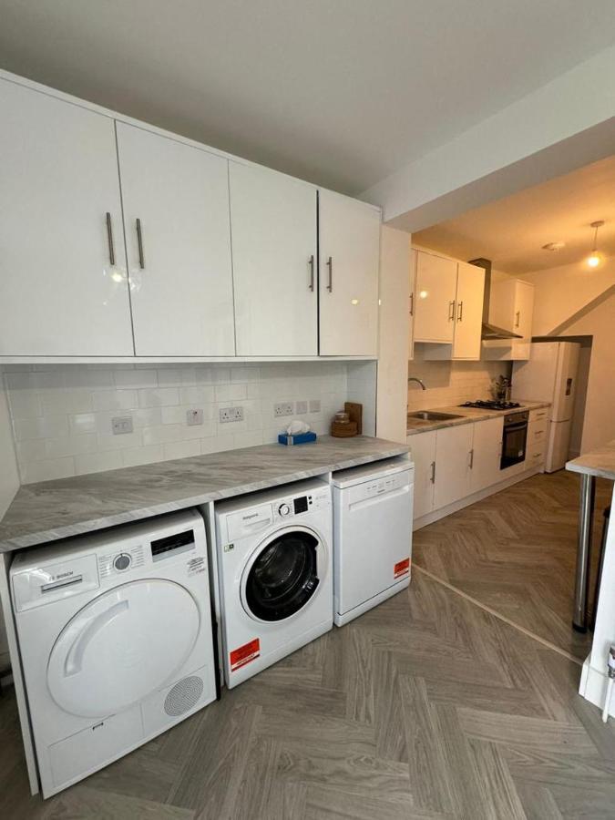 Smart Guest Rooms Fast Access To Central London Via Piccadilly Line New Southgate ภายนอก รูปภาพ