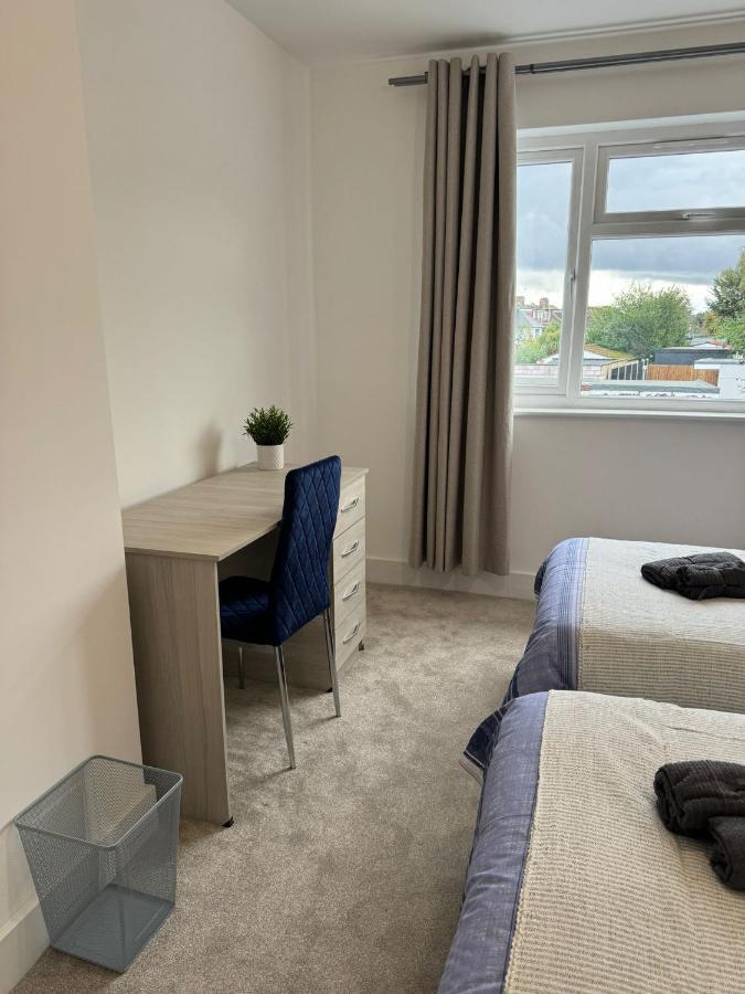 Smart Guest Rooms Fast Access To Central London Via Piccadilly Line New Southgate ภายนอก รูปภาพ