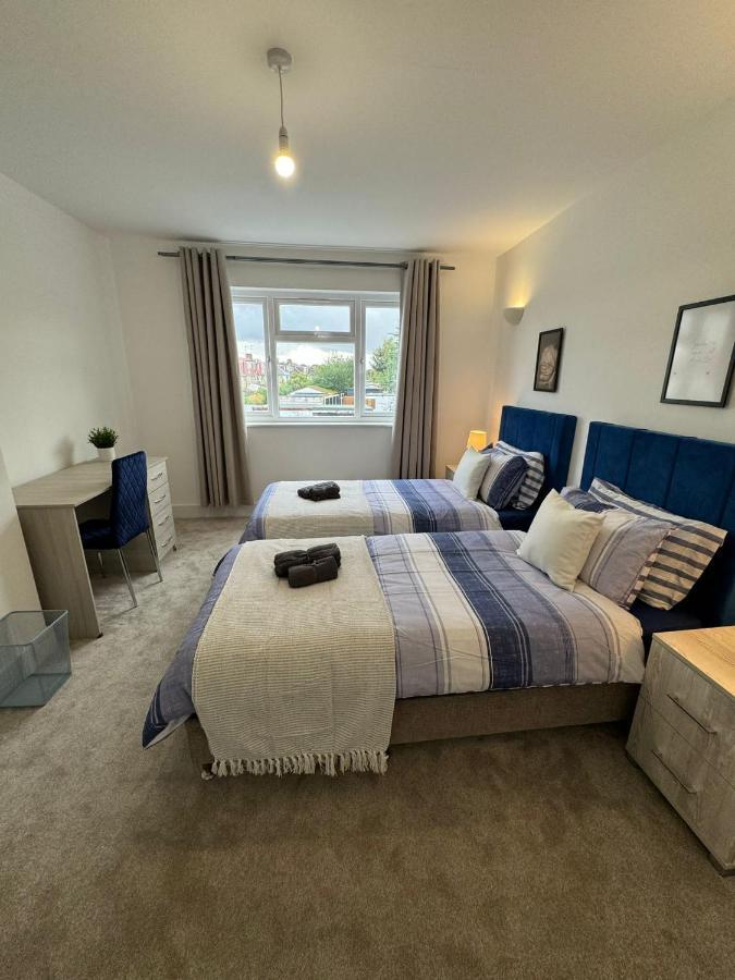 Smart Guest Rooms Fast Access To Central London Via Piccadilly Line New Southgate ภายนอก รูปภาพ