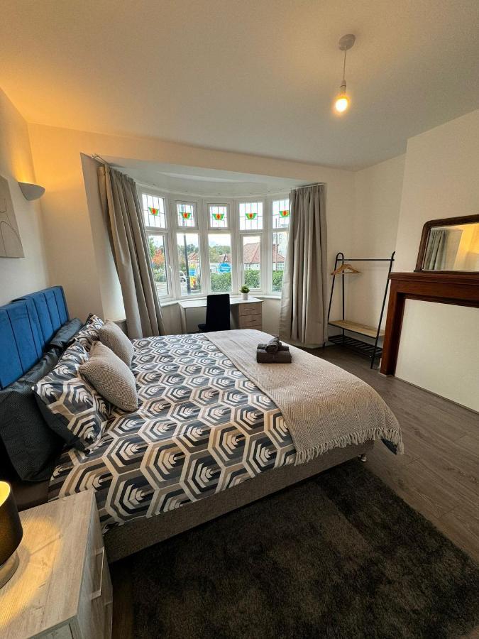 Smart Guest Rooms Fast Access To Central London Via Piccadilly Line New Southgate ภายนอก รูปภาพ