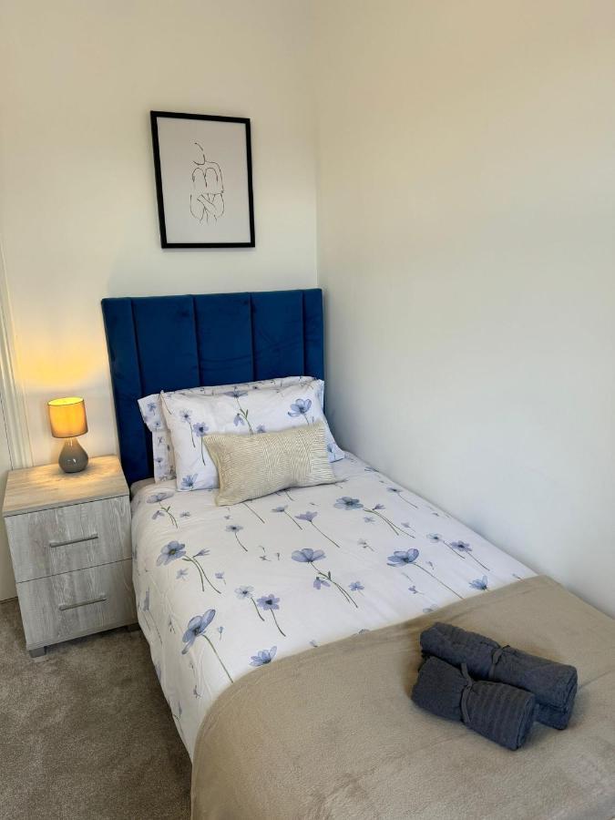 Smart Guest Rooms Fast Access To Central London Via Piccadilly Line New Southgate ภายนอก รูปภาพ