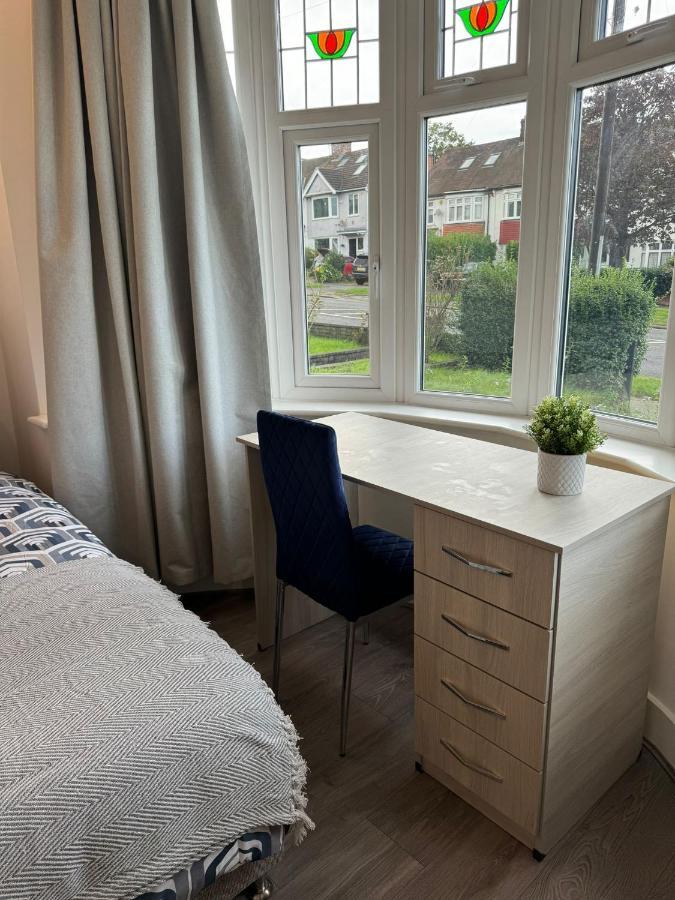 Smart Guest Rooms Fast Access To Central London Via Piccadilly Line New Southgate ภายนอก รูปภาพ