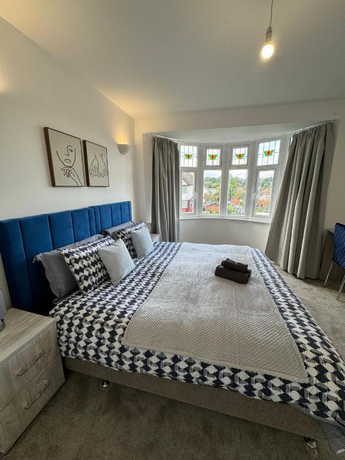 Smart Guest Rooms Fast Access To Central London Via Piccadilly Line New Southgate ภายนอก รูปภาพ