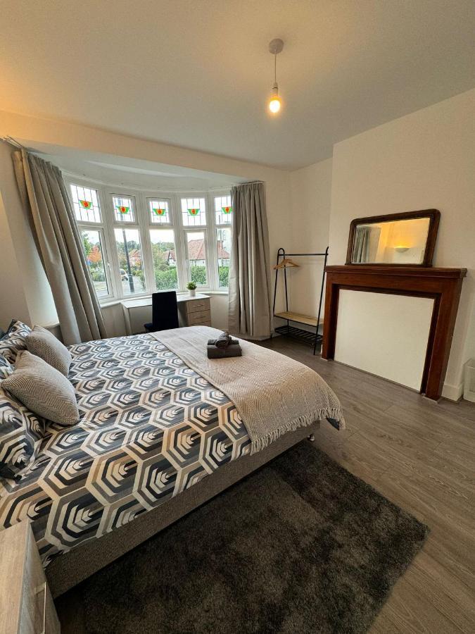 Smart Guest Rooms Fast Access To Central London Via Piccadilly Line New Southgate ภายนอก รูปภาพ