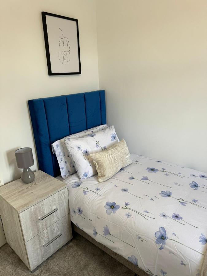 Smart Guest Rooms Fast Access To Central London Via Piccadilly Line New Southgate ภายนอก รูปภาพ