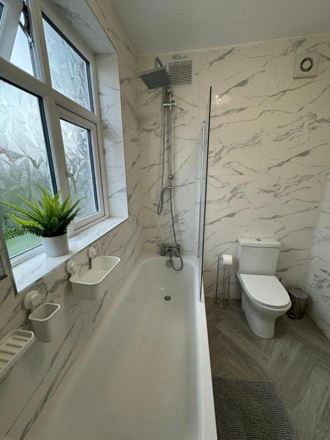 Smart Guest Rooms Fast Access To Central London Via Piccadilly Line New Southgate ภายนอก รูปภาพ