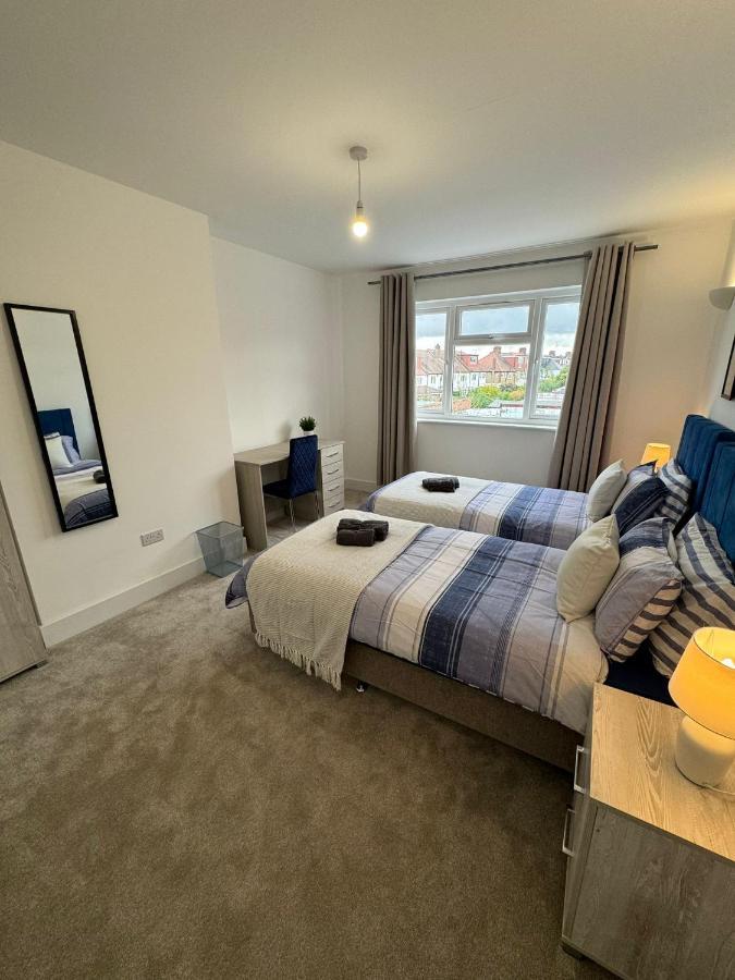 Smart Guest Rooms Fast Access To Central London Via Piccadilly Line New Southgate ภายนอก รูปภาพ