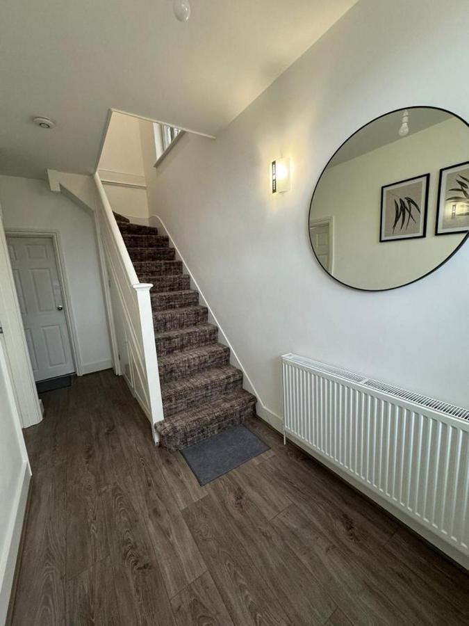 Smart Guest Rooms Fast Access To Central London Via Piccadilly Line New Southgate ภายนอก รูปภาพ
