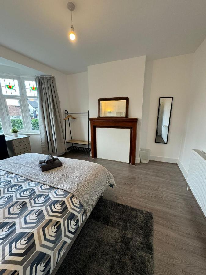 Smart Guest Rooms Fast Access To Central London Via Piccadilly Line New Southgate ภายนอก รูปภาพ