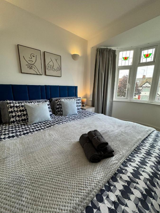 Smart Guest Rooms Fast Access To Central London Via Piccadilly Line New Southgate ภายนอก รูปภาพ