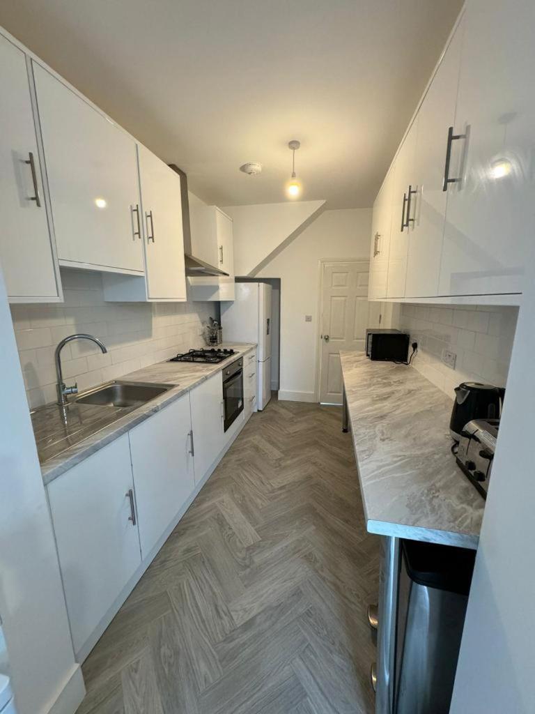 Smart Guest Rooms Fast Access To Central London Via Piccadilly Line New Southgate ภายนอก รูปภาพ